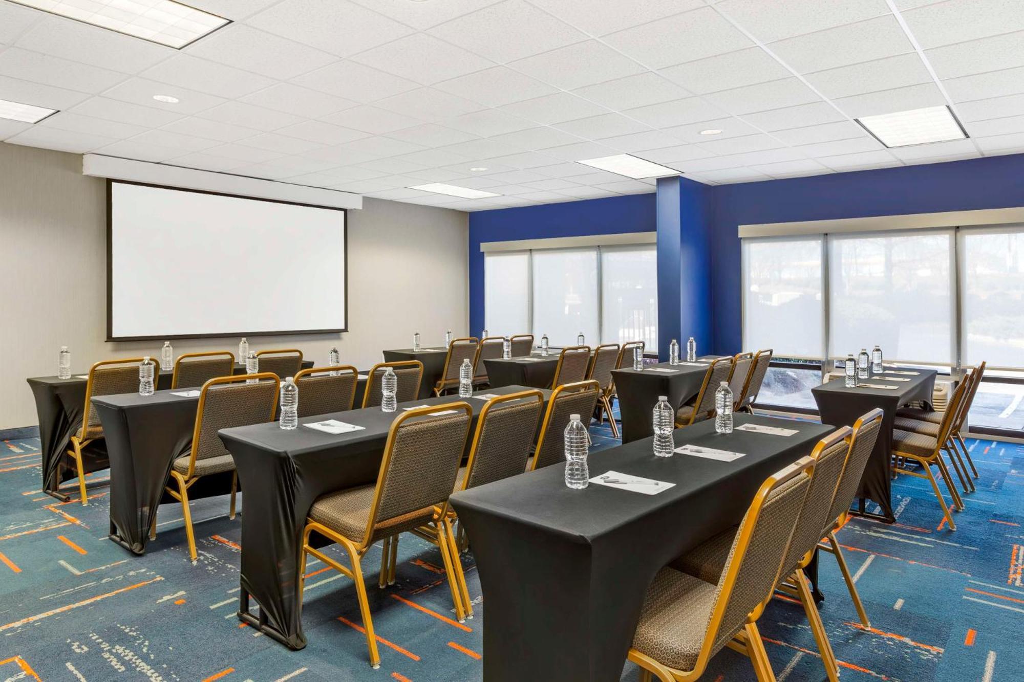 Hampton Inn Мебан Экстерьер фото